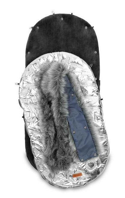 The winter sleeping bag Aspen ensures your child's comfort during cold days. The outer layer of the sleeping bag is made of a waterproof material that catches the eye. Inside, the baby is wrapped in a nice and cozy fleece. Between them there is a layer of insulation. Holes for 5-point belts make it possible to securely attach a child to, for example, a pram. Suitable for deep strollers, and as a sledge sleeping bag. It has a zipper that allows you to quickly unfasten or completely remove the top layer.