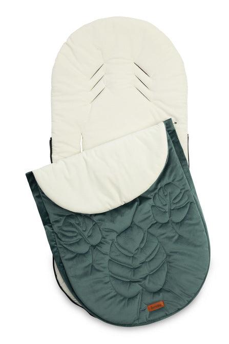 The Riviera romper bag is elegant and comfortable. On the outside, it is trimmed with an elegant quilted fabric. Its high quality and plush character make it very pleasant to touch. The sleeping bag has an equally delicate velvet fabric on the inside. In addition, there is a layer of insulation between them, which ensures optimal comfort during cool walks.