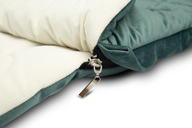 The Riviera romper bag is elegant and comfortable. On the outside, it is trimmed with an elegant quilted fabric. Its high quality and plush character make it very pleasant to touch. The sleeping bag has an equally delicate velvet fabric on the inside. In addition, there is a layer of insulation between them, which ensures optimal comfort during cool walks.