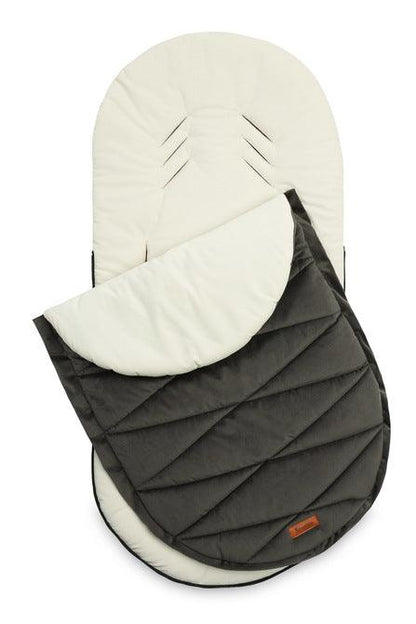 The Riviera romper bag is elegant and comfortable. On the outside, it is trimmed with an elegant quilted fabric. Its high quality and plush character make it very pleasant to touch. The sleeping bag has an equally delicate velvet fabric on the inside. In addition, there is a layer of insulation between them, which ensures optimal comfort during cool walks.