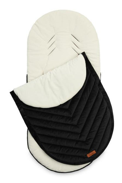 The Riviera romper bag is elegant and comfortable. On the outside, it is trimmed with an elegant quilted fabric. Its high quality and plush character make it very pleasant to touch. The sleeping bag has an equally delicate velvet fabric on the inside. In addition, there is a layer of insulation between them, which ensures optimal comfort during cool walks.