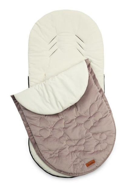 The Riviera romper bag is elegant and comfortable. On the outside, it is trimmed with an elegant quilted fabric. Its high quality and plush character make it very pleasant to touch. The sleeping bag has an equally delicate velvet fabric on the inside. In addition, there is a layer of insulation between them, which ensures optimal comfort during cool walks.