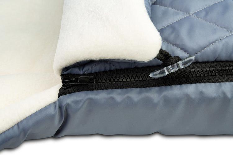 The multi-layer & universal quilted sleeping bag from Sensillo will carefully protect your child on colder days. The quilted, waterproof material with which the sleeping bag is sewn on the outside protects against unpleasant rainfall & the inner layer trimmed with warm and nice fleece will ensure comfort during walks. In addition, between them there is a layer of insulation that provides adequate insulation. The back of the sleeping bag has an overlap that prevents the bag from sliding off the backrest.