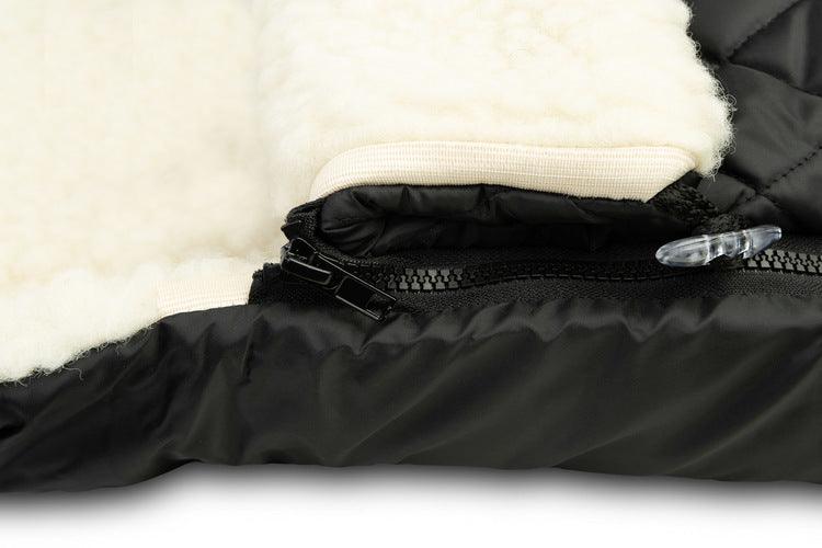 The multi-layer & universal quilted sleeping bag from Sensillo will carefully protect your child on colder days. The quilted, waterproof material with which the sleeping bag is sewn on the outside protects against unpleasant rainfall & the inner layer trimmed with warm and nice fleece will ensure comfort during walks. In addition, between them there is a layer of insulation that provides adequate insulation. The back of the sleeping bag has an overlap that prevents the bag from sliding off the backrest.