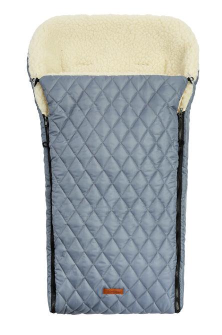 The multi-layer & universal quilted sleeping bag from Sensillo will carefully protect your child on colder days. The quilted, waterproof material with which the sleeping bag is sewn on the outside protects against unpleasant rainfall & the inner layer trimmed with warm and nice fleece will ensure comfort during walks. In addition, between them there is a layer of insulation that provides adequate insulation. The back of the sleeping bag has an overlap that prevents the bag from sliding off the backrest.