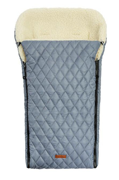 The multi-layer & universal quilted sleeping bag from Sensillo will carefully protect your child on colder days. The quilted, waterproof material with which the sleeping bag is sewn on the outside protects against unpleasant rainfall & the inner layer trimmed with warm and nice fleece will ensure comfort during walks. In addition, between them there is a layer of insulation that provides adequate insulation. The back of the sleeping bag has an overlap that prevents the bag from sliding off the backrest.