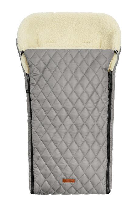 The multi-layer & universal quilted sleeping bag from Sensillo will carefully protect your child on colder days. The quilted, waterproof material with which the sleeping bag is sewn on the outside protects against unpleasant rainfall & the inner layer trimmed with warm and nice fleece will ensure comfort during walks. In addition, between them there is a layer of insulation that provides adequate insulation. The back of the sleeping bag has an overlap that prevents the bag from sliding off the backrest.