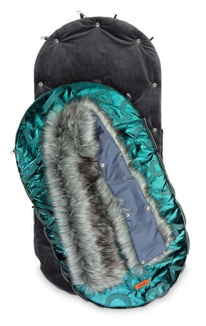 The winter sleeping bag Aspen ensures your child's comfort during cold days. The outer layer of the sleeping bag is made of a waterproof material that catches the eye. Inside, the baby is wrapped in a nice and cozy fleece. Between them there is a layer of insulation. Holes for 5-point belts make it possible to securely attach a child to, for example, a pram. Suitable for deep strollers, and as a sledge sleeping bag. It has a zipper that allows you to quickly unfasten or completely remove the top layer.