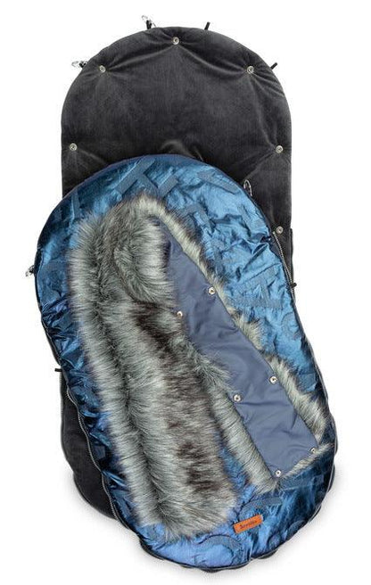 The winter sleeping bag Aspen ensures your child's comfort during cold days. The outer layer of the sleeping bag is made of a waterproof material that catches the eye. Inside, the baby is wrapped in a nice and cozy fleece. Between them there is a layer of insulation. Holes for 5-point belts make it possible to securely attach a child to, for example, a pram. Suitable for deep strollers, and as a sledge sleeping bag. It has a zipper that allows you to quickly unfasten or completely remove the top layer.