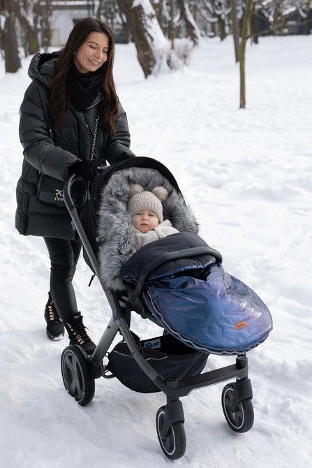 The winter sleeping bag Aspen ensures your child's comfort during cold days. The outer layer of the sleeping bag is made of a waterproof material that catches the eye. Inside, the baby is wrapped in a nice and cozy fleece. Between them there is a layer of insulation. Holes for 5-point belts make it possible to securely attach a child to, for example, a pram. Suitable for deep strollers, and as a sledge sleeping bag. It has a zipper that allows you to quickly unfasten or completely remove the top layer.