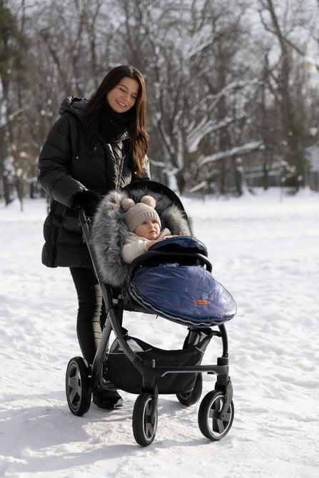 The winter sleeping bag Aspen ensures your child's comfort during cold days. The outer layer of the sleeping bag is made of a waterproof material that catches the eye. Inside, the baby is wrapped in a nice and cozy fleece. Between them there is a layer of insulation. Holes for 5-point belts make it possible to securely attach a child to, for example, a pram. Suitable for deep strollers, and as a sledge sleeping bag. It has a zipper that allows you to quickly unfasten or completely remove the top layer.