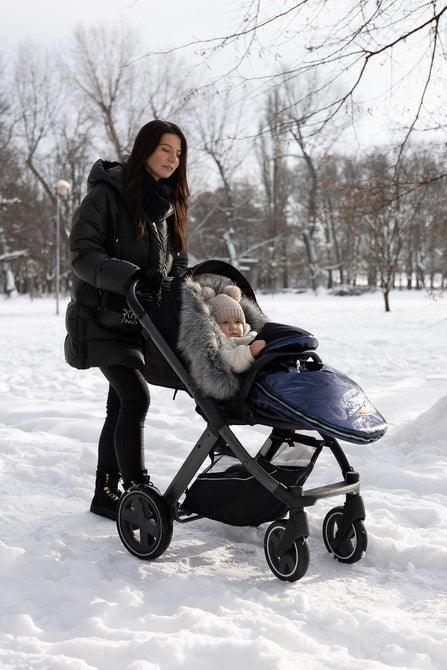 The winter sleeping bag Aspen ensures your child's comfort during cold days. The outer layer of the sleeping bag is made of a waterproof material that catches the eye. Inside, the baby is wrapped in a nice and cozy fleece. Between them there is a layer of insulation. Holes for 5-point belts make it possible to securely attach a child to, for example, a pram. Suitable for deep strollers, and as a sledge sleeping bag. It has a zipper that allows you to quickly unfasten or completely remove the top layer.