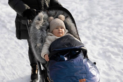 The winter sleeping bag Aspen ensures your child's comfort during cold days. The outer layer of the sleeping bag is made of a waterproof material that catches the eye. Inside, the baby is wrapped in a nice and cozy fleece. Between them there is a layer of insulation. Holes for 5-point belts make it possible to securely attach a child to, for example, a pram. Suitable for deep strollers, and as a sledge sleeping bag. It has a zipper that allows you to quickly unfasten or completely remove the top layer.