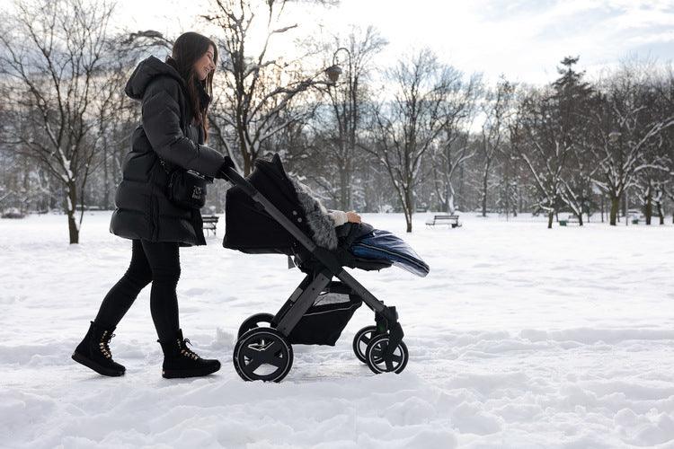 The winter sleeping bag Aspen ensures your child's comfort during cold days. The outer layer of the sleeping bag is made of a waterproof material that catches the eye. Inside, the baby is wrapped in a nice and cozy fleece. Between them there is a layer of insulation. Holes for 5-point belts make it possible to securely attach a child to, for example, a pram. Suitable for deep strollers, and as a sledge sleeping bag. It has a zipper that allows you to quickly unfasten or completely remove the top layer.