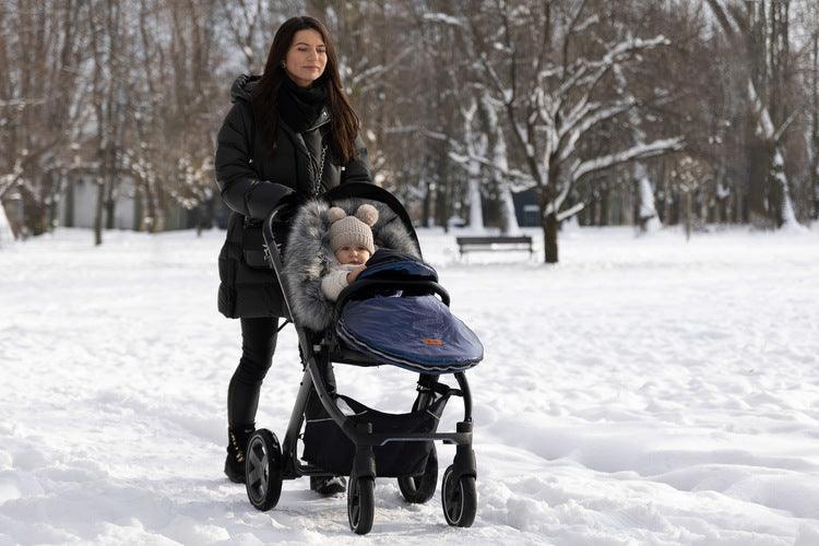 The winter sleeping bag Aspen ensures your child's comfort during cold days. The outer layer of the sleeping bag is made of a waterproof material that catches the eye. Inside, the baby is wrapped in a nice and cozy fleece. Between them there is a layer of insulation. Holes for 5-point belts make it possible to securely attach a child to, for example, a pram. Suitable for deep strollers, and as a sledge sleeping bag. It has a zipper that allows you to quickly unfasten or completely remove the top layer.