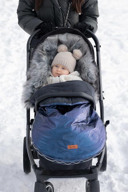 The winter sleeping bag Aspen ensures your child's comfort during cold days. The outer layer of the sleeping bag is made of a waterproof material that catches the eye. Inside, the baby is wrapped in a nice and cozy fleece. Between them there is a layer of insulation. Holes for 5-point belts make it possible to securely attach a child to, for example, a pram. Suitable for deep strollers, and as a sledge sleeping bag. It has a zipper that allows you to quickly unfasten or completely remove the top layer.