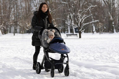 The winter sleeping bag Aspen ensures your child's comfort during cold days. The outer layer of the sleeping bag is made of a waterproof material that catches the eye. Inside, the baby is wrapped in a nice and cozy fleece. Between them there is a layer of insulation. Holes for 5-point belts make it possible to securely attach a child to, for example, a pram. Suitable for deep strollers, and as a sledge sleeping bag. It has a zipper that allows you to quickly unfasten or completely remove the top layer.