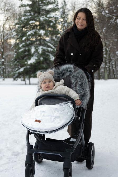 The winter sleeping bag Aspen ensures your child's comfort during cold days. The outer layer of the sleeping bag is made of a waterproof material that catches the eye. Inside, the baby is wrapped in a nice and cozy fleece. Between them there is a layer of insulation. Holes for 5-point belts make it possible to securely attach a child to, for example, a pram. Suitable for deep strollers, and as a sledge sleeping bag. It has a zipper that allows you to quickly unfasten or completely remove the top layer.