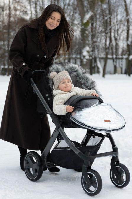 The winter sleeping bag Aspen ensures your child's comfort during cold days. The outer layer of the sleeping bag is made of a waterproof material that catches the eye. Inside, the baby is wrapped in a nice and cozy fleece. Between them there is a layer of insulation. Holes for 5-point belts make it possible to securely attach a child to, for example, a pram. Suitable for deep strollers, and as a sledge sleeping bag. It has a zipper that allows you to quickly unfasten or completely remove the top layer.