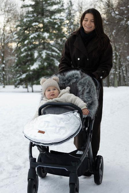 The winter sleeping bag Aspen ensures your child's comfort during cold days. The outer layer of the sleeping bag is made of a waterproof material that catches the eye. Inside, the baby is wrapped in a nice and cozy fleece. Between them there is a layer of insulation. Holes for 5-point belts make it possible to securely attach a child to, for example, a pram. Suitable for deep strollers, and as a sledge sleeping bag. It has a zipper that allows you to quickly unfasten or completely remove the top layer.