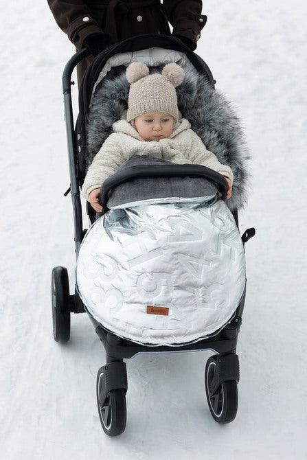 The winter sleeping bag Aspen ensures your child's comfort during cold days. The outer layer of the sleeping bag is made of a waterproof material that catches the eye. Inside, the baby is wrapped in a nice and cozy fleece. Between them there is a layer of insulation. Holes for 5-point belts make it possible to securely attach a child to, for example, a pram. Suitable for deep strollers, and as a sledge sleeping bag. It has a zipper that allows you to quickly unfasten or completely remove the top layer.