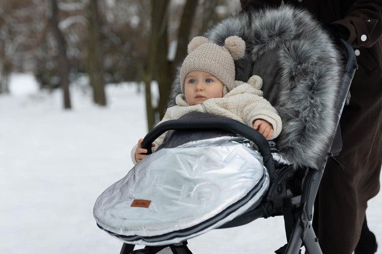 The winter sleeping bag Aspen ensures your child's comfort during cold days. The outer layer of the sleeping bag is made of a waterproof material that catches the eye. Inside, the baby is wrapped in a nice and cozy fleece. Between them there is a layer of insulation. Holes for 5-point belts make it possible to securely attach a child to, for example, a pram. Suitable for deep strollers, and as a sledge sleeping bag. It has a zipper that allows you to quickly unfasten or completely remove the top layer.