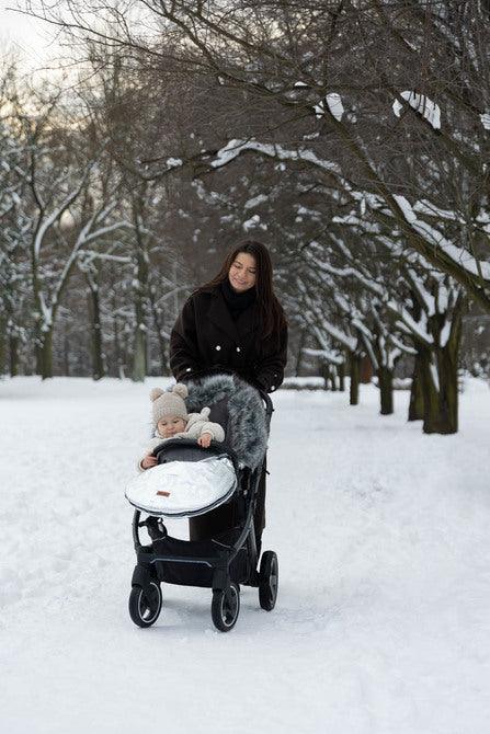 The winter sleeping bag Aspen ensures your child's comfort during cold days. The outer layer of the sleeping bag is made of a waterproof material that catches the eye. Inside, the baby is wrapped in a nice and cozy fleece. Between them there is a layer of insulation. Holes for 5-point belts make it possible to securely attach a child to, for example, a pram. Suitable for deep strollers, and as a sledge sleeping bag. It has a zipper that allows you to quickly unfasten or completely remove the top layer.