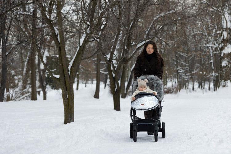 The winter sleeping bag Aspen ensures your child's comfort during cold days. The outer layer of the sleeping bag is made of a waterproof material that catches the eye. Inside, the baby is wrapped in a nice and cozy fleece. Between them there is a layer of insulation. Holes for 5-point belts make it possible to securely attach a child to, for example, a pram. Suitable for deep strollers, and as a sledge sleeping bag. It has a zipper that allows you to quickly unfasten or completely remove the top layer.