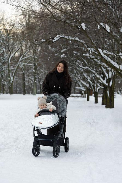 The winter sleeping bag Aspen ensures your child's comfort during cold days. The outer layer of the sleeping bag is made of a waterproof material that catches the eye. Inside, the baby is wrapped in a nice and cozy fleece. Between them there is a layer of insulation. Holes for 5-point belts make it possible to securely attach a child to, for example, a pram. Suitable for deep strollers, and as a sledge sleeping bag. It has a zipper that allows you to quickly unfasten or completely remove the top layer.