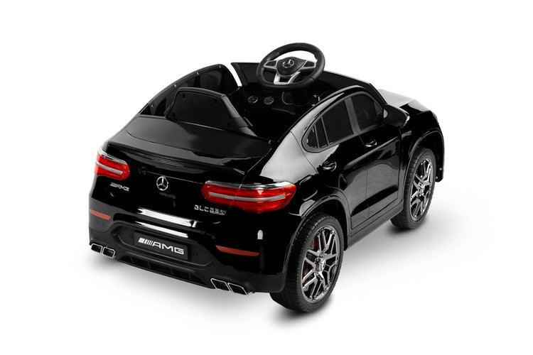 The Mercedes AMG GLC 63S is a Toyz licensed battery vehicle, which is modeled on the expressive and dynamic SUV of the German brand. The distinctive body line and unique design of the lights prove its uniqueness. The seat is covered with eco-leather and has 5-point safety belts with overlays on the shoulders.The comfort of the ride is ensured by the foam wheels, while parents will love the retractable wheels for easy carrying and the remote control.