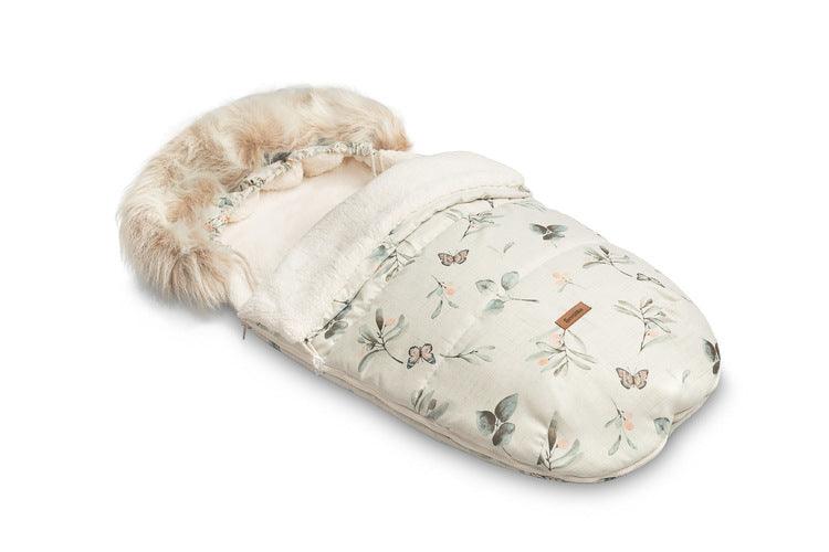 The Cortina sleeping bag is perfect for winter walks. The interior is made of warm and soft fleece and a large amount of baby filling protects the child from the cold. The outer layer is a polyester waterproof fabric that looks like linen, which gives it a characteristic look. It can be used for walks in strollers, strollers and sleds. It has holes for belts and a full-length zipper. For convenience, the artificial fur on the hood is removable.