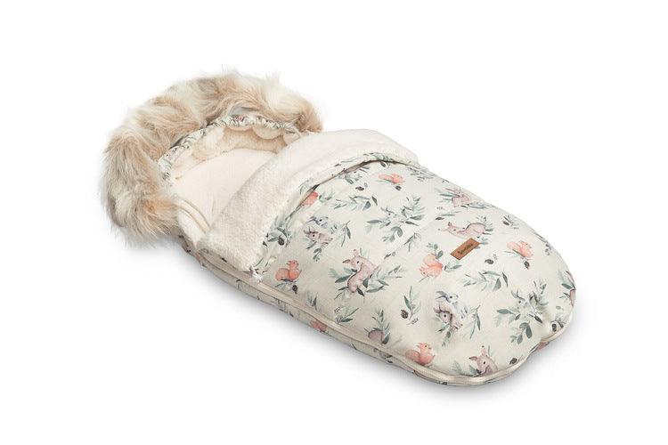 The Cortina sleeping bag is perfect for winter walks. The interior is made of warm and soft fleece and a large amount of baby filling protects the child from the cold. The outer layer is a polyester waterproof fabric that looks like linen, which gives it a characteristic look. It can be used for walks in strollers, strollers and sleds. It has holes for belts and a full-length zipper. For convenience, the artificial fur on the hood is removable.