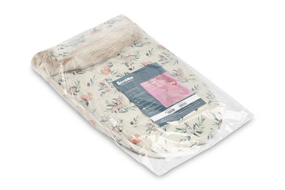 The Cortina sleeping bag is perfect for winter walks. The interior is made of warm and soft fleece and a large amount of baby filling protects the child from the cold. The outer layer is a polyester waterproof fabric that looks like linen, which gives it a characteristic look. It can be used for walks in strollers, strollers and sleds. It has holes for belts and a full-length zipper. For convenience, the artificial fur on the hood is removable.