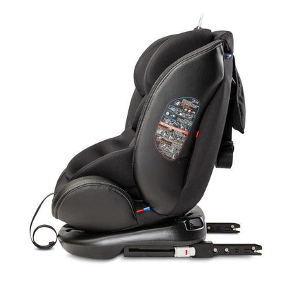 Mundo is a car seat for little globetrotters. It is intended for children from 0 to 36 kg. The seat can be used from the birth to, until it is no longer required. We combine safety and comfort with contemporary styling. Thanks to the seat that rotates 360 °, changing the position in relation to the direction of travel and placing the child in the seat is much easier. On the other hand, a special reduction insert and a pillow allow you to place the baby in an optimal position. ECE R44 / 04 standard. 