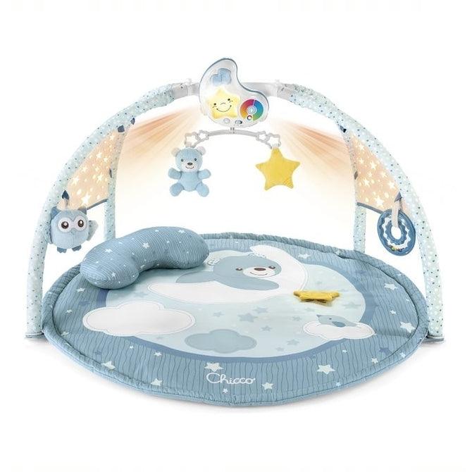 Whether your baby is lying on the belly or on the back, there is a lot to explore on the beautiful 3 in 1 baby gym that features melodies and colourful projections. On this soft padded play mat, your little one will feel comfy and safe.