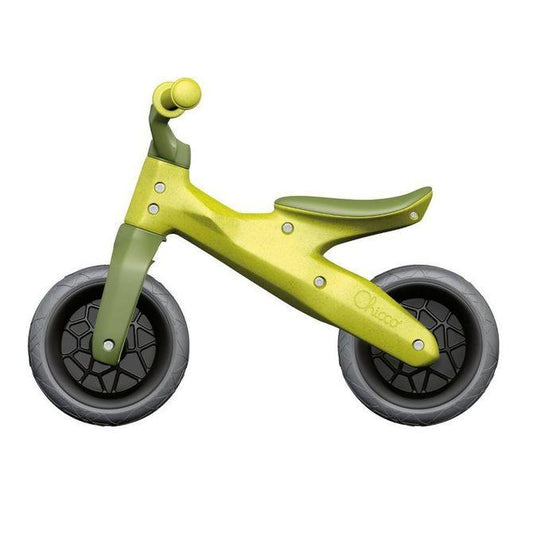 ECO + The balance bike is the first Chicco bike made of plastic from recycled industrial waste (handles, saddle, frame). Thanks to the bicycle, the toddler will be able to train balance on his own for the first time. The bike has an ergonomic seat adapted to the child's development, soft, impenetrable wheels and comfortable handles, It is suitable for children aged 18-36 m, with a minimum height of 80 cm and a maximum weight of 25 kg.