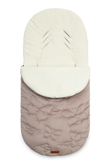 The Riviera romper bag is elegant and comfortable. On the outside, it is trimmed with an elegant quilted fabric. Its high quality and plush character make it very pleasant to touch. The sleeping bag has an equally delicate velvet fabric on the inside. In addition, there is a layer of insulation between them, which ensures optimal comfort during cool walks.