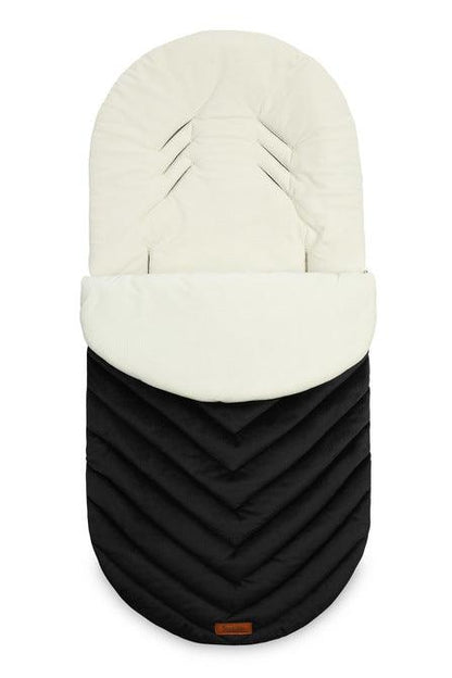 The Riviera romper bag is elegant and comfortable. On the outside, it is trimmed with an elegant quilted fabric. Its high quality and plush character make it very pleasant to touch. The sleeping bag has an equally delicate velvet fabric on the inside. In addition, there is a layer of insulation between them, which ensures optimal comfort during cool walks.