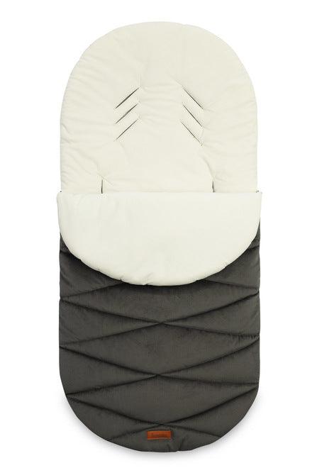 The Riviera romper bag is elegant and comfortable. On the outside, it is trimmed with an elegant quilted fabric. Its high quality and plush character make it very pleasant to touch. The sleeping bag has an equally delicate velvet fabric on the inside. In addition, there is a layer of insulation between them, which ensures optimal comfort during cool walks.