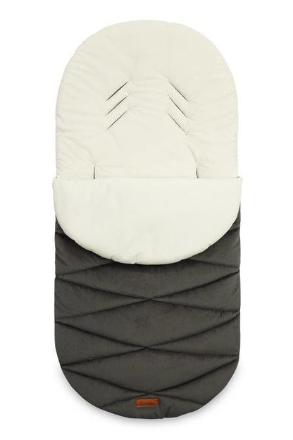 The Riviera romper bag is elegant and comfortable. On the outside, it is trimmed with an elegant quilted fabric. Its high quality and plush character make it very pleasant to touch. The sleeping bag has an equally delicate velvet fabric on the inside. In addition, there is a layer of insulation between them, which ensures optimal comfort during cool walks.