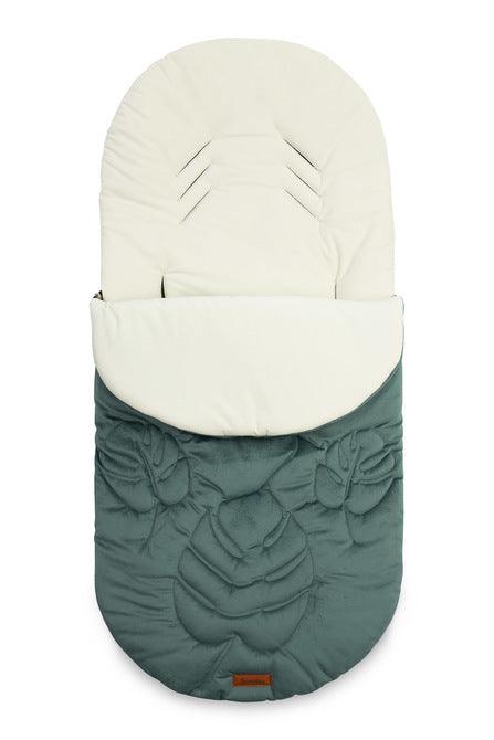 The Riviera romper bag is elegant and comfortable. On the outside, it is trimmed with an elegant quilted fabric. Its high quality and plush character make it very pleasant to touch. The sleeping bag has an equally delicate velvet fabric on the inside. In addition, there is a layer of insulation between them, which ensures optimal comfort during cool walks.