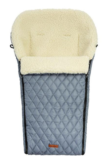 The multi-layer & universal quilted sleeping bag from Sensillo will carefully protect your child on colder days. The quilted, waterproof material with which the sleeping bag is sewn on the outside protects against unpleasant rainfall & the inner layer trimmed with warm and nice fleece will ensure comfort during walks. In addition, between them there is a layer of insulation that provides adequate insulation. The back of the sleeping bag has an overlap that prevents the bag from sliding off the backrest.