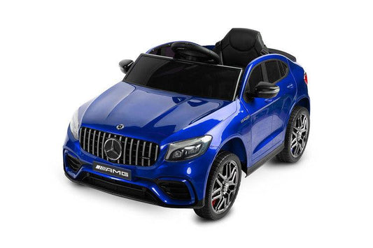 The Mercedes AMG GLC 63S is a Toyz licensed battery vehicle, which is modeled on the expressive and dynamic SUV of the German brand. The distinctive body line and unique design of the lights prove its uniqueness. The seat is covered with eco-leather and has 5-point safety belts with overlays on the shoulders.The comfort of the ride is ensured by the foam wheels, while parents will love the retractable wheels for easy carrying and the remote control.