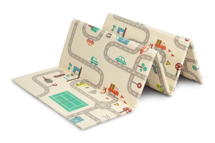 The TOYZ multifunctional mat is the perfect solution for organizing a play corner for children. It has many advantages that give it an advantage over material mats: it does not wrinkle or roll up, it is very difficult to move and it is easy to keep it clean. Its dimensions of 200 x 180 cm provide plenty of space for playing or learning to walk. Because it is made of thick XPE foam, it will ensure a soft landing in the event of a fall, and it will also insulate against the cold.