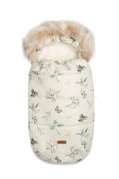 The Cortina sleeping bag is perfect for winter walks. The interior is made of warm and soft fleece and a large amount of baby filling protects the child from the cold. The outer layer is a polyester waterproof fabric that looks like linen, which gives it a characteristic look. It can be used for walks in strollers, strollers and sleds. It has holes for belts and a full-length zipper. For convenience, the artificial fur on the hood is removable.