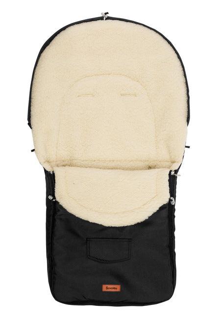 Multi-layered and universal romper bag, prepared for walks on colder days. The baby will feel safe and comfortable in it and his/her soft skin will not be exposed to irritation. The romper bag is covered with waterproof, attested fabric on the outside. From the inside, there is a warm and nice in touch polar fleece. There is an additional layer of batting between them.